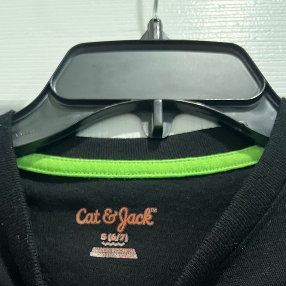 Cute boys, cat and Jack size small 6/7 glow-in-the-dark shirt - Picture 3 of 3